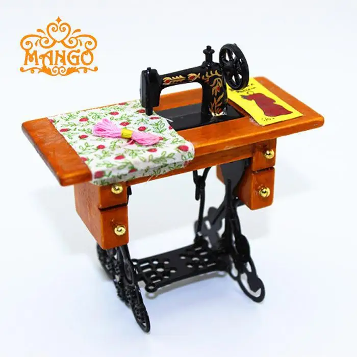 

1: 12 Dollhouse Mini Furniture Model Scene Decoration Toy Wood Sewing Machine with Cloth