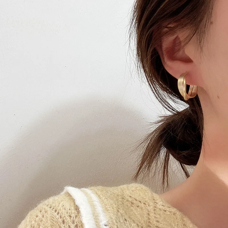 Женские круглые серьги кольца простые металлические золотого и серебряного