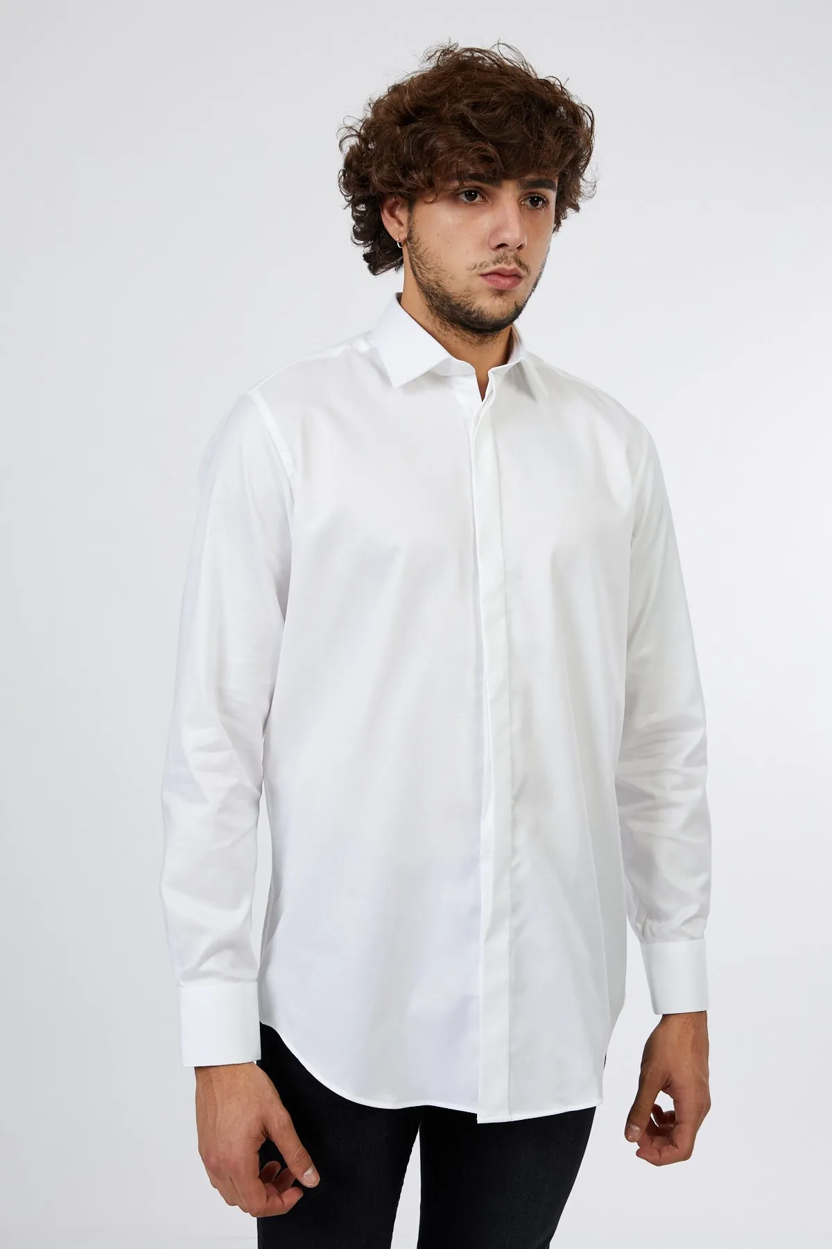 camisa blanca hombre moderna