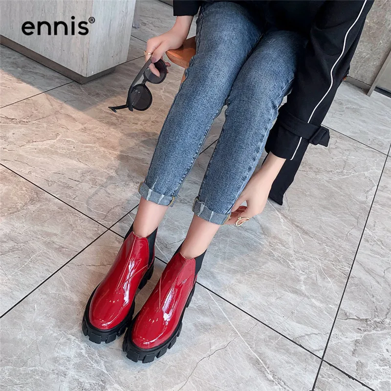 ENNIS/брендовые красные ботинки на платформе женские ботинки Новая модная женская обувь из лакированной кожи без шнуровки ботинки на толстой подошве осенние черные A9182