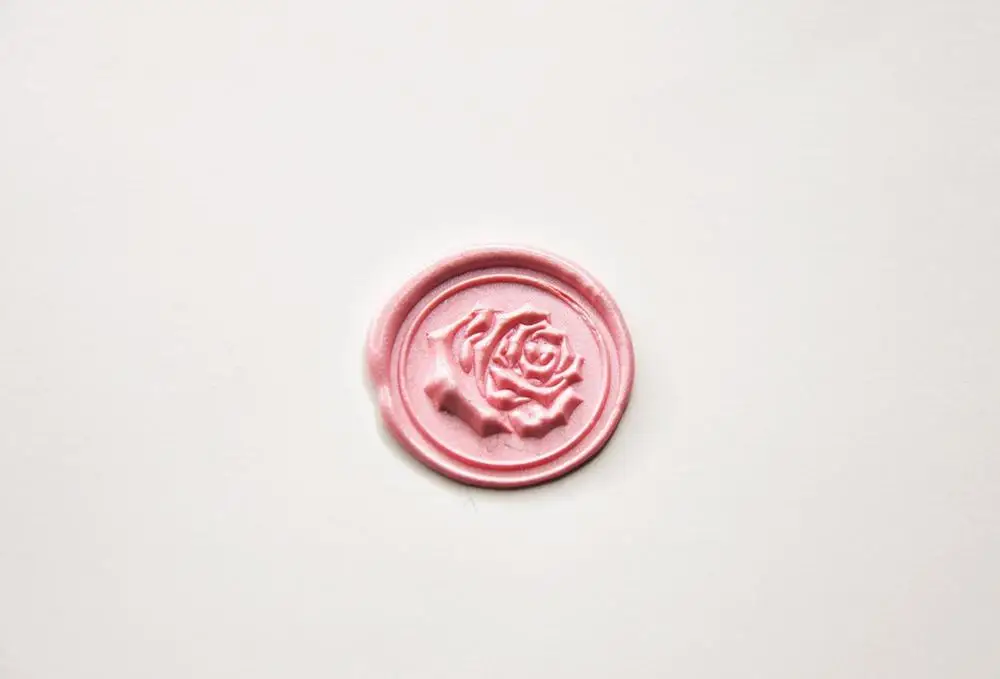 Big boss надпись. розовая печать. розовые бабочки. печать вектор. наклейки "сердечки".