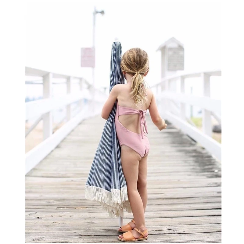 Модный трендовый розовый купальный костюм с тропическим принтом для маленьких девочек, Цельный купальник с лямкой на шее, танкини, бикини, пляжная одежда