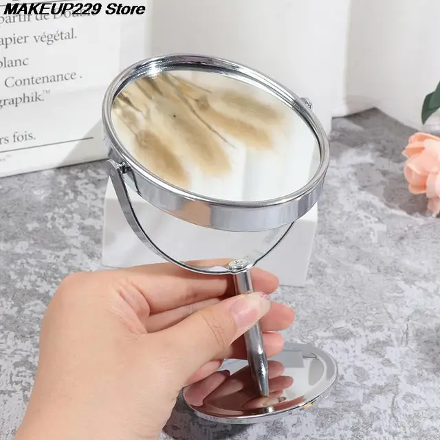 메이크업 컴팩트 미러는 고품질이며 양면 조명과 1x / 2x 배율을 갖췄으며 크롬 미러 바디로 제작되어 휴대하기 편하고 다양한 화장 작업에 적합한 제품입니다.