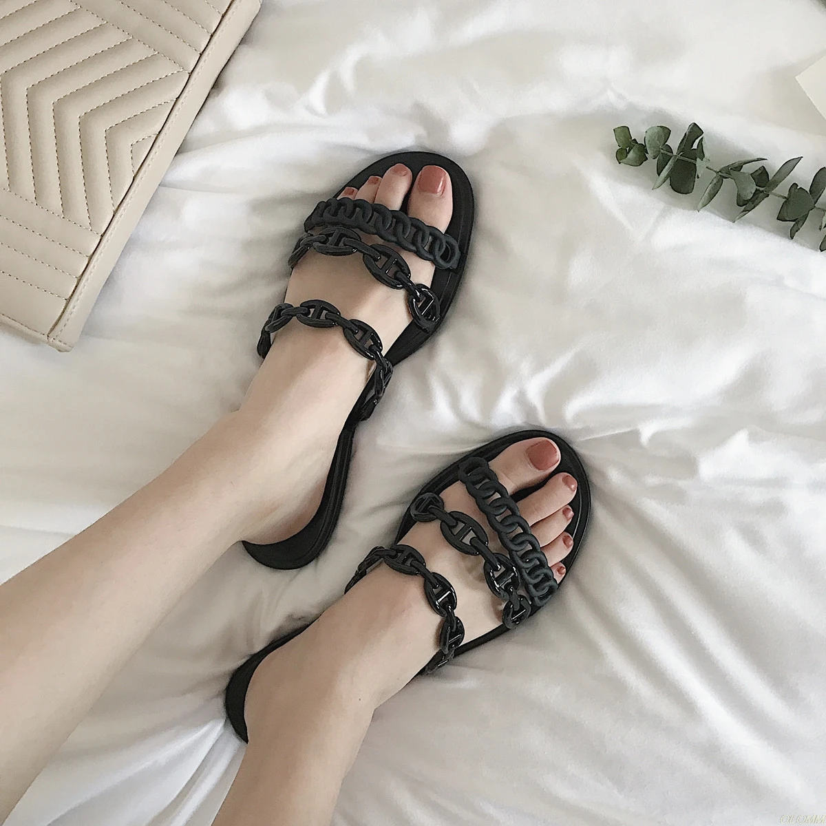 

Hot Sale Summer Beach Woman Flip Flops PVC Slides Female Sandals Slip on Flat with Women Studs Slippers Jelly Shoes