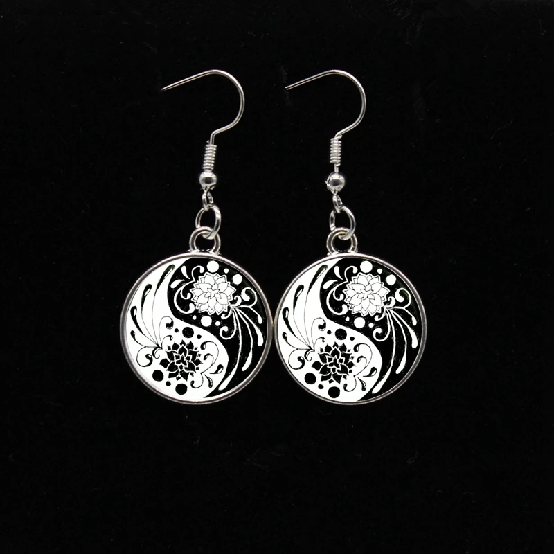 

2020 New Fashion Charm Tai Chi Pattern Black and White Lotus Pendant Earrings