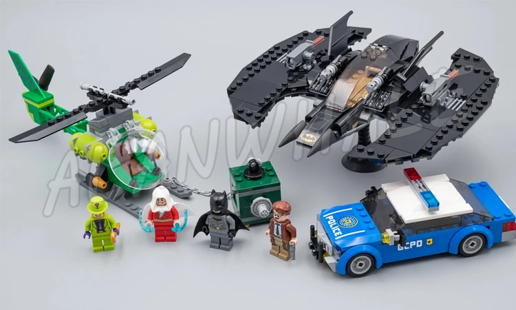  513pcs Super heroes Batwing and The Riddler Heist Police Helicopter 11352 Model Building Blocks Gif