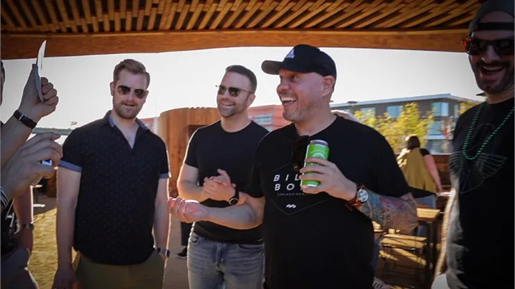 Плоский пакет от Jason Knowles (мерцание и обучение) крупным планом магические трюки