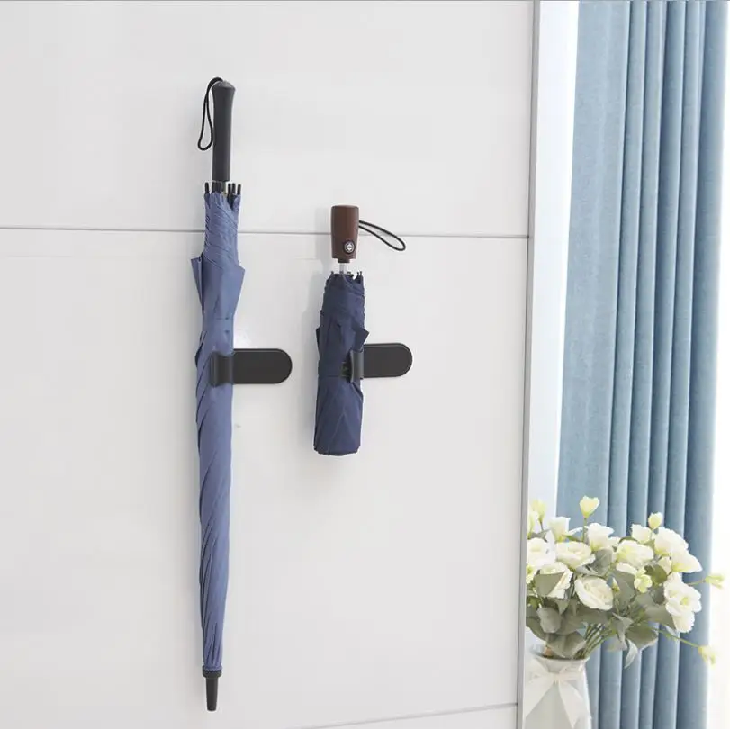 Многофункциональный крючок для зонта может прилипать к ванной дому и автомобилю