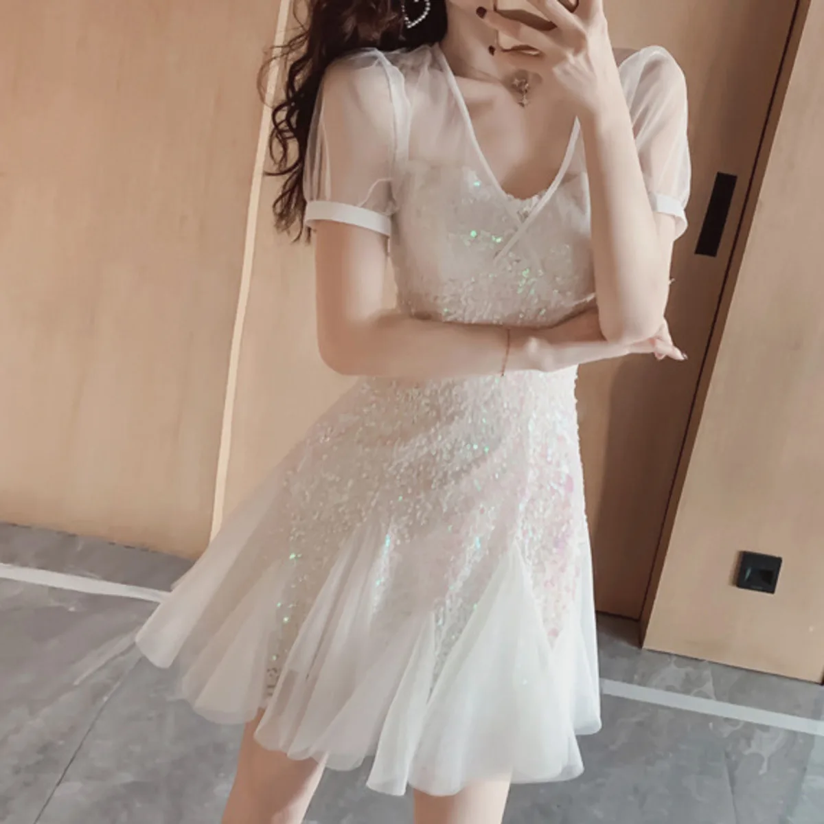 Элегантное платье с v-образным вырезом и коротким рукавом блестящее Сетчатое