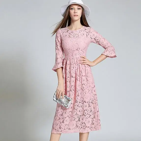 Осеннее длинное кружевное платье с вырезами розовое синее облегающее