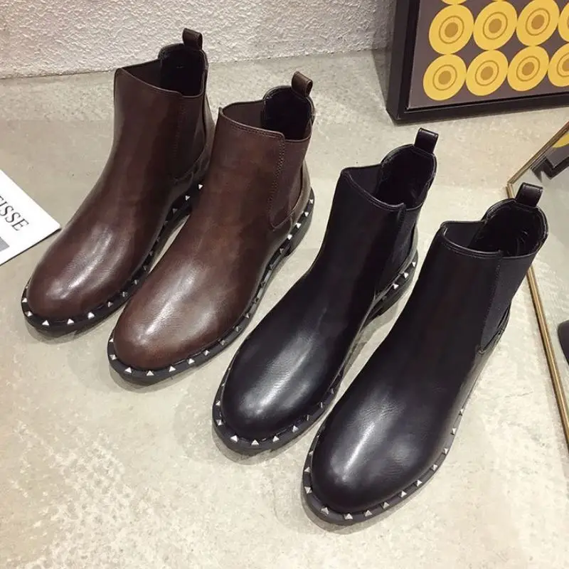 Модные женские ботильоны с заклепками; однотонная повседневная обувь с эластичными лентами; зимняя женская обувь с круглым носком; размеры 35-39
