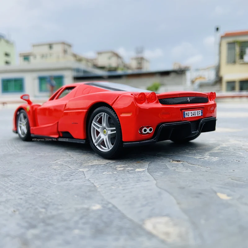 Bburago 1:24 коллекция Ferrari Enzo от производителя Авторизованная модель автомобиля из