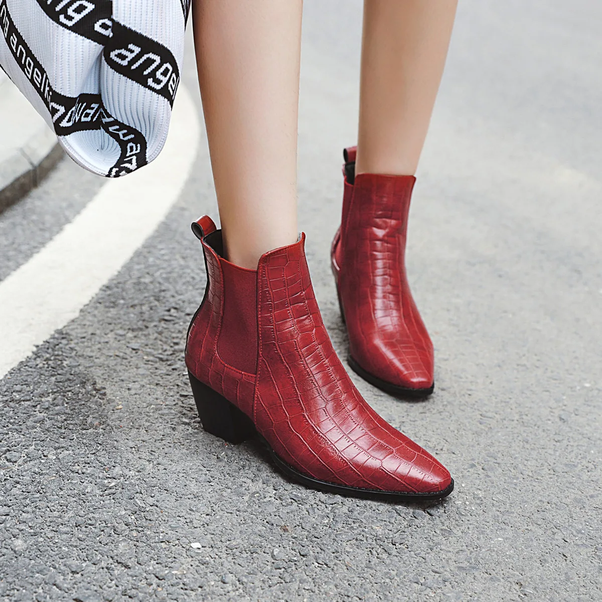 Новые ковбойские модные женские туфли на квадратном каблуке со змеиным принтом; женские ботильоны в западном стиле; красивые ковбойские сапоги для женщин
