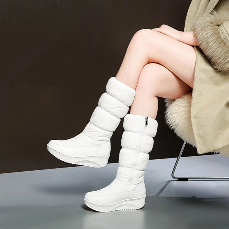 REAVE CAT/Большие размеры 35-44, новые зимние сапоги женские теплые водонепроницаемые сапоги на хлопковом пуху сапоги до середины икры на меху на платформе цвет черный, белый, синий