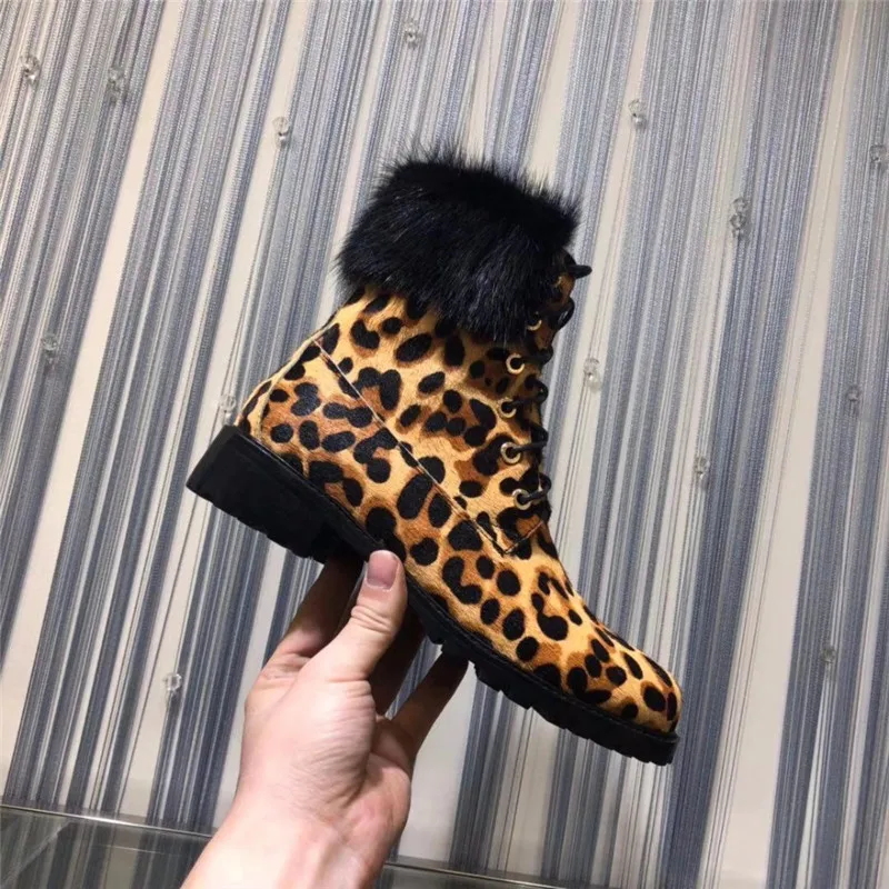 Женские ботинки в байкерском стиле с леопардовым принтом из конского волоса; Зимние полусапожки на шнуровке; Цвет Черный; туфли на плоской подошве с крокодиловым принтом; женская обувь; botas mujer