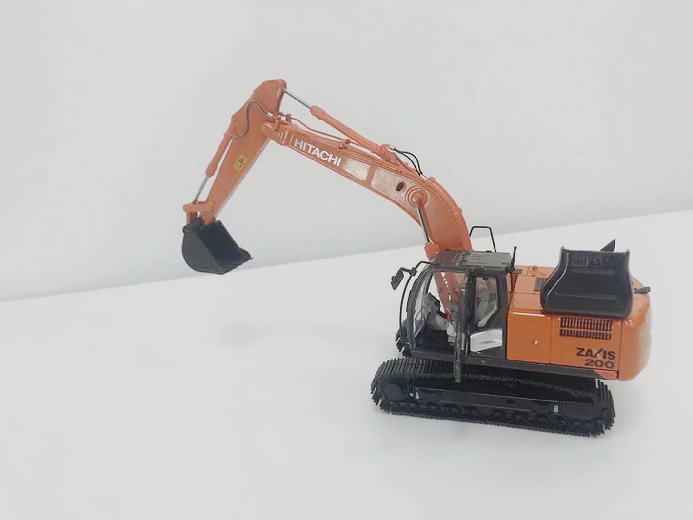 Коллекционная гидравлическая фотомодель Hitachi ZAXIS 200-5B масштаб 1/50 |