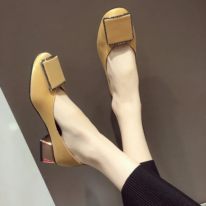 Baratos Zapatos de tacón cuadrado zapatos de tacón de cuero para mujer verano otoño boca baja Casual Oficina señora OL zapatos de tacón de 5 cm