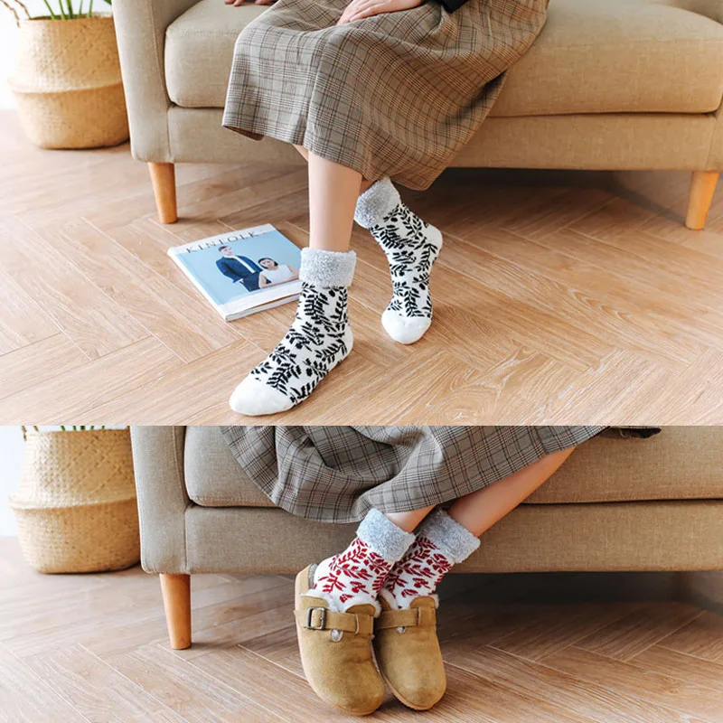 Новинка; рождественские женские носки-тапочки с принтом; зимние теплые бархатные толстые домашние короткие носки; Женские однотонные короткие носки