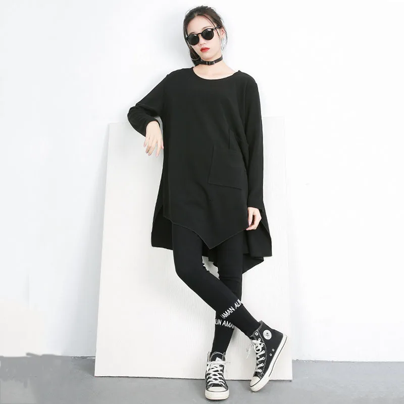 [EAM] новая осенне-зимняя черная футболка с круглым вырезом и длинным рукавом большого размера с неровным соединением карманов Женская мода 1C019
