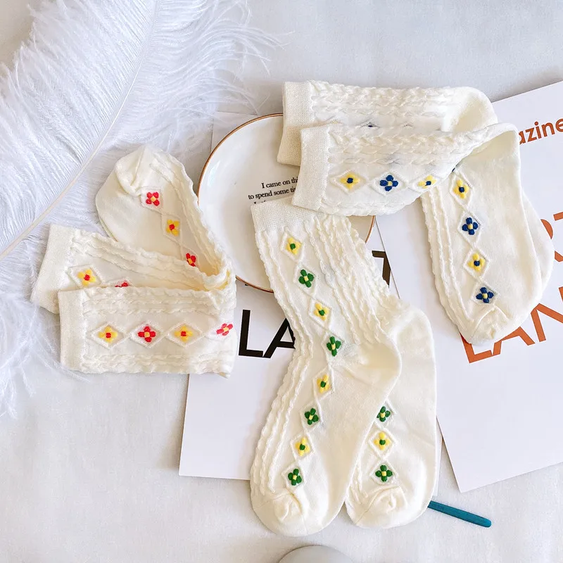 

New Autumn/Winter 2020 White Flowers Female Middle Stockings Personality Joker Creative Leisure Contracted Cotton Socks Hot Sale