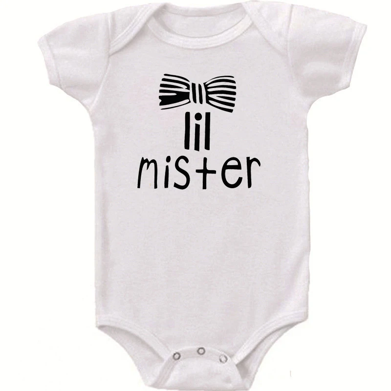 Lil Mister/боди для новорожденных с принтом; милый боди с короткими рукавами для маленьких мальчиков; ползунок комбинезон Детский комбинезон хлопок; наряды - Цвет: Белый