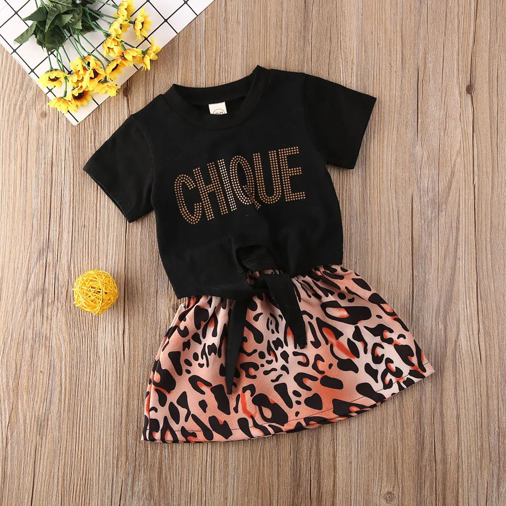 Комплект одежды из 2 предметов для маленьких девочек; комплекты одежды; топы с короткими рукавами и надписью; футболка; леопардовая юбка с бантом; комплект одежды