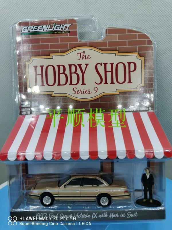 Greenlight 97090-E Ford Crown Victoria LX beige met The Hobby Shop 1:64 NEU!° 