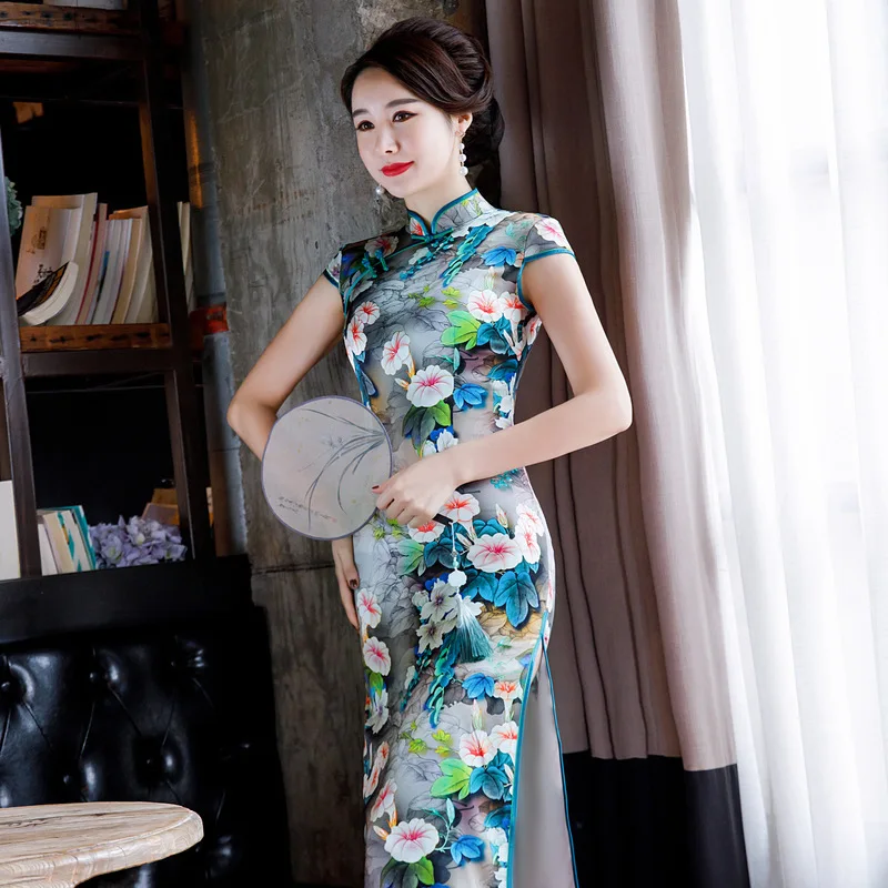 Zomer Van 2020 De Nieuwe Gedrukte Zijde Cheongsam Lange Hoge Vents Van Zijde Banket Retro Jurk Met Korte Mouwen Zomer Van 2020 De Nieuwe Gedrukte Zijde Cheongsam Lange Hoge Vents Van Zijde Banket Retro Jurk Met Korte Mouwen