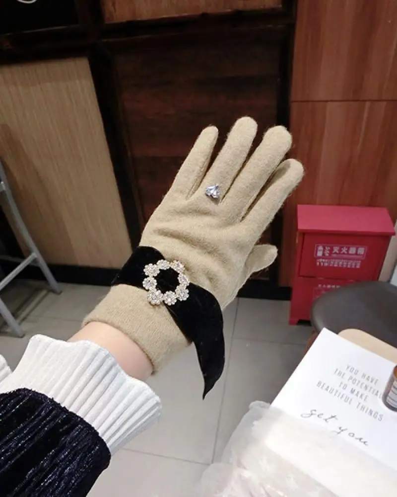 Women's winter gloves velvet rhinestone buckle tassel cashmere women's gloves Korean fashion warm sports touch screen glovesA368