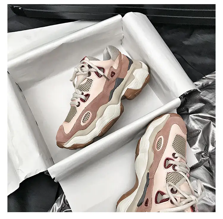 Новинка года; замшевые Лоскутные женские туфли с толстой подошвой для подиума; обувь из сетчатого материала на шнуровке; цвет розовый; кроссовки на массивной танкетке