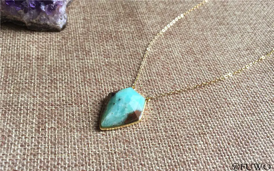 FUWO Новинка Chrysoprase подвеска в форме стрелы ожерелье с золотой отделкой резной Амазонит флюорит розовый кварц ювелирные изделия для женщин NC255