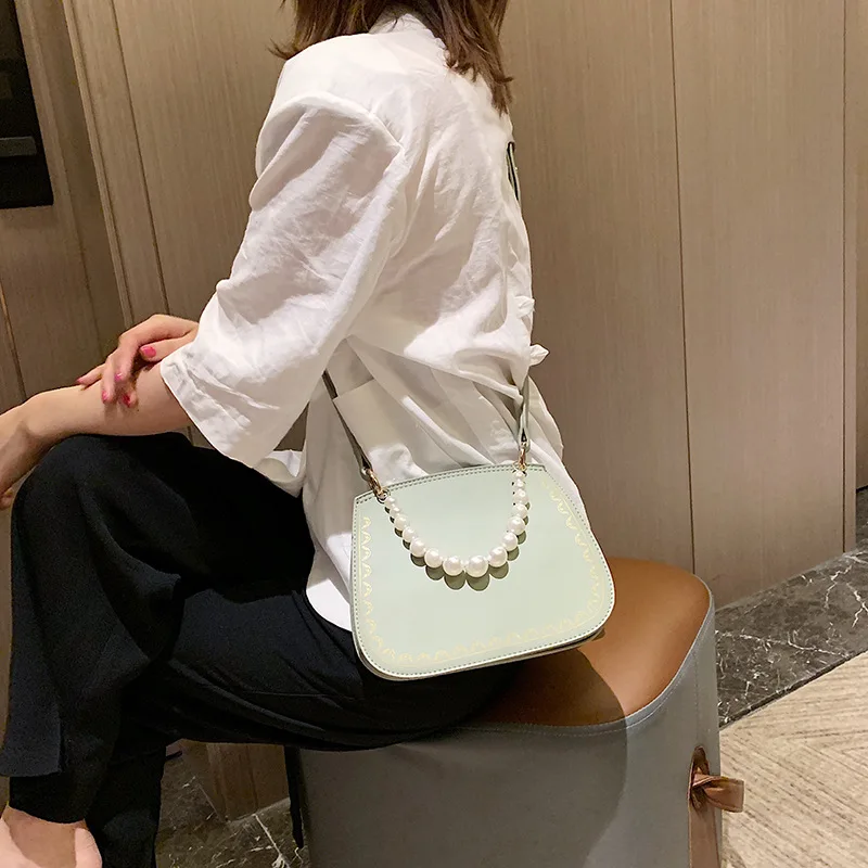 

2019 new shell type three-dimensional pillow bag pearl chain single shoulder slanted female bag