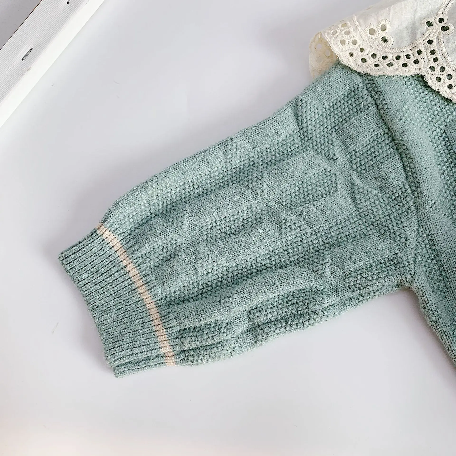 Весенне-осенние милые модные вязаные свитера кардиганы с кружевным воротником для девочек Повседневные свитера для маленьких девочек От 1 до 5 лет