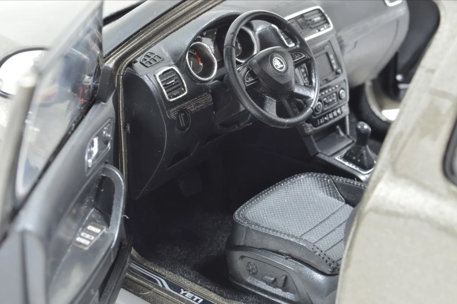 Paudi модель 1/18 1:18 Масштаб Skoda Yeti 2013 литья под давлением модель двери автомобиля открытый мужской подарок