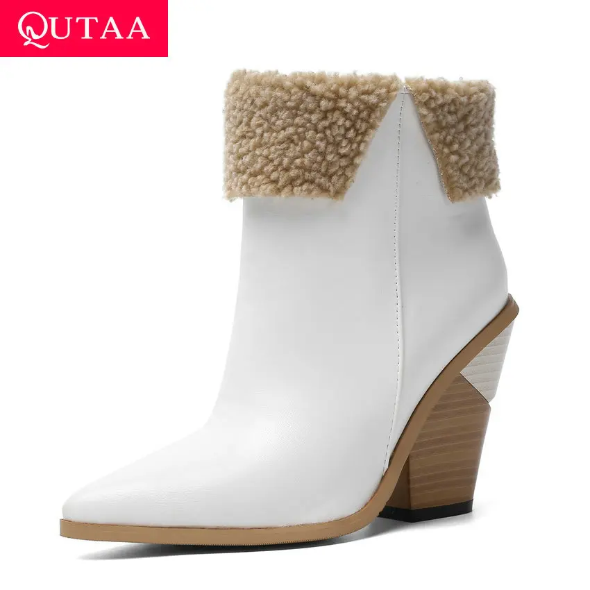 QUTAA/ г. Модная осенне-зимняя женская обувь из искусственной кожи на высоком квадратном каблуке пикантные ботильоны с острым носком на теплом меху без застежки Size34-43