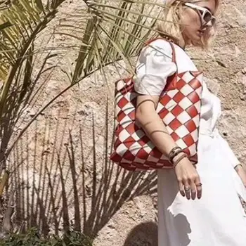 

Women Shoulder Bag Mixed Colors Woven Totes Versatile Portable Handbag Ladies Fashion Large Capacity Bucket Bag Purse Inside