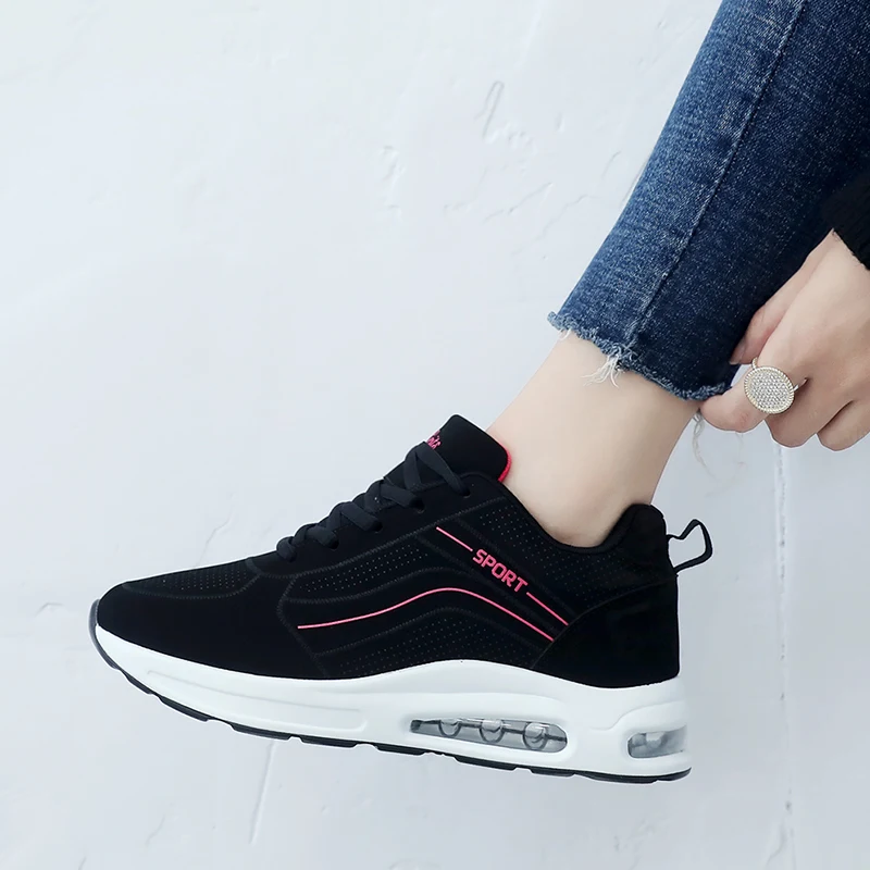 

Winter 2019 new fashion casual wild sports shoes women's running shoes black solid color thick bottom Korean version of the incr