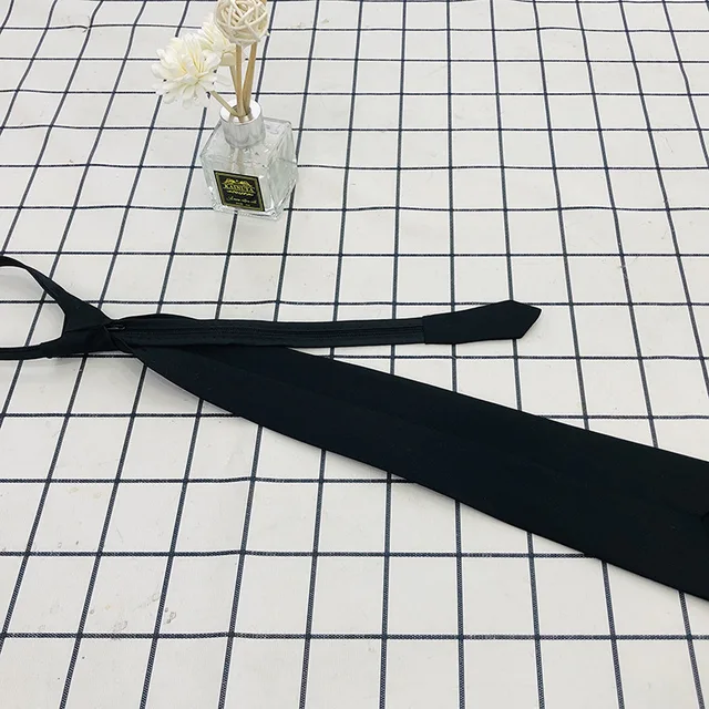 한국 스타일의 디자인과 슬림하고 부드러운 실루엣이 매력적인 2022 레트로 단색 실키 좁은 넥타이