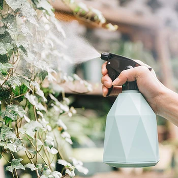 

600ML Garden Patio Watering Plant Pot Spray Bottle Plastic Candy Color Flower Candy Color Planting Teapot