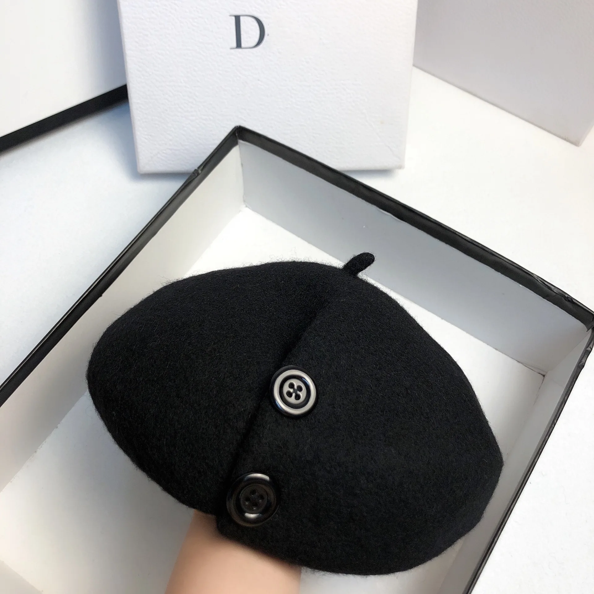 冬のベレー帽女性のためのウールボタン無地ベレー女性ビーニーガール秋暖かい (Color : B, Size : 56-58cm)