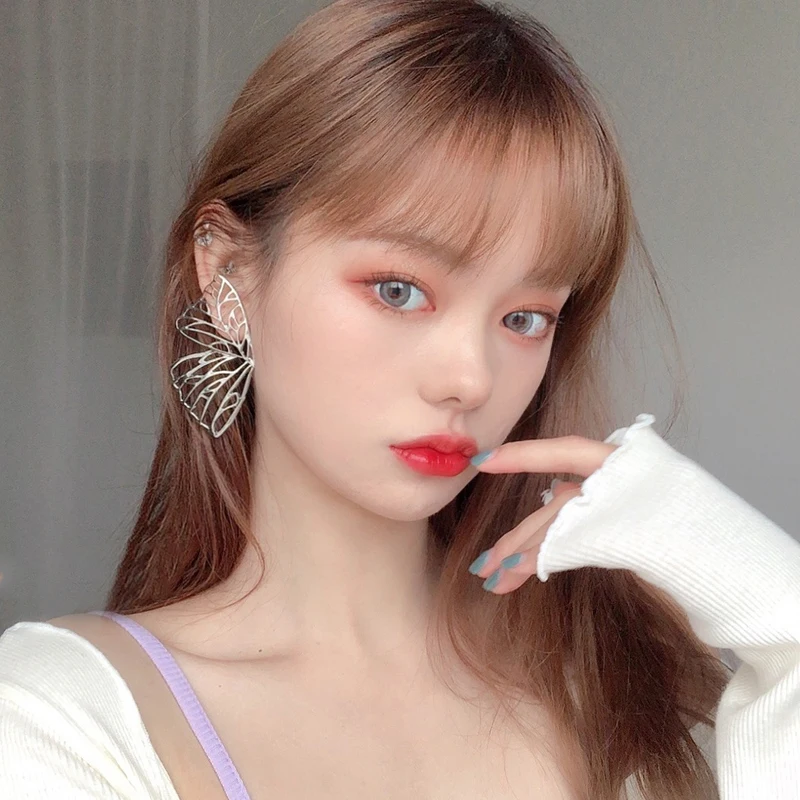 

2021 new exaggerated large metal gold feathered lug clamps for ladies perforated earrings for girls jewelry fairy temperament