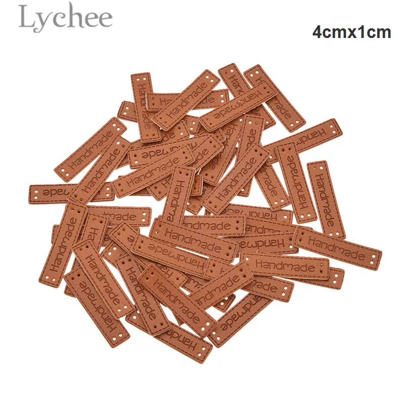 Lychee Life 50pcs 수제 편지 패턴 PU 가죽 태그 직사각형 양각 라벨 DIY 플래그 라벨 의류 봉제 액세서리