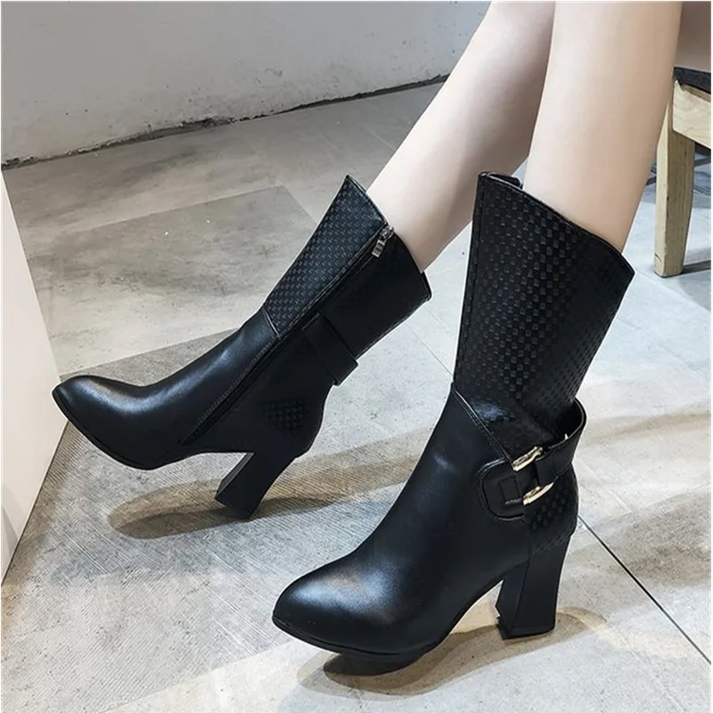 

New women's European and American metal fashion boots on behalf of the autumn and winter in a mixed batch of women's boots Joker