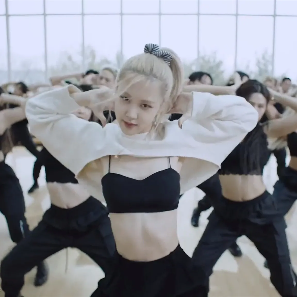 

Женский спортивный костюм Kpop, корейский стиль, пикантный топ на бретельках и короткие толстовки и черные свободные эластичные спортивные штаны с высокой талией в стиле звезд, джазовых танцев