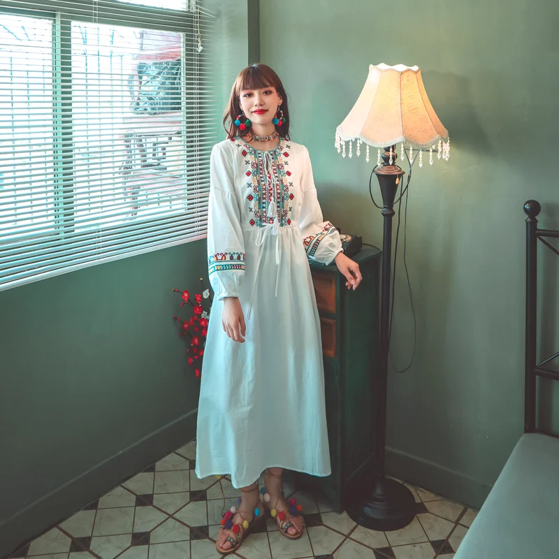 

Make folk embroidery flower loose cotton v-neck tassel long-sleeved show thin waist dress three color