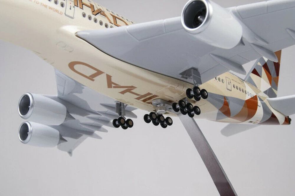 Детские игрушки 1/130 Etihad модель самолета A380 с светодиодный светильник Смола самолет 43 см модель самолета