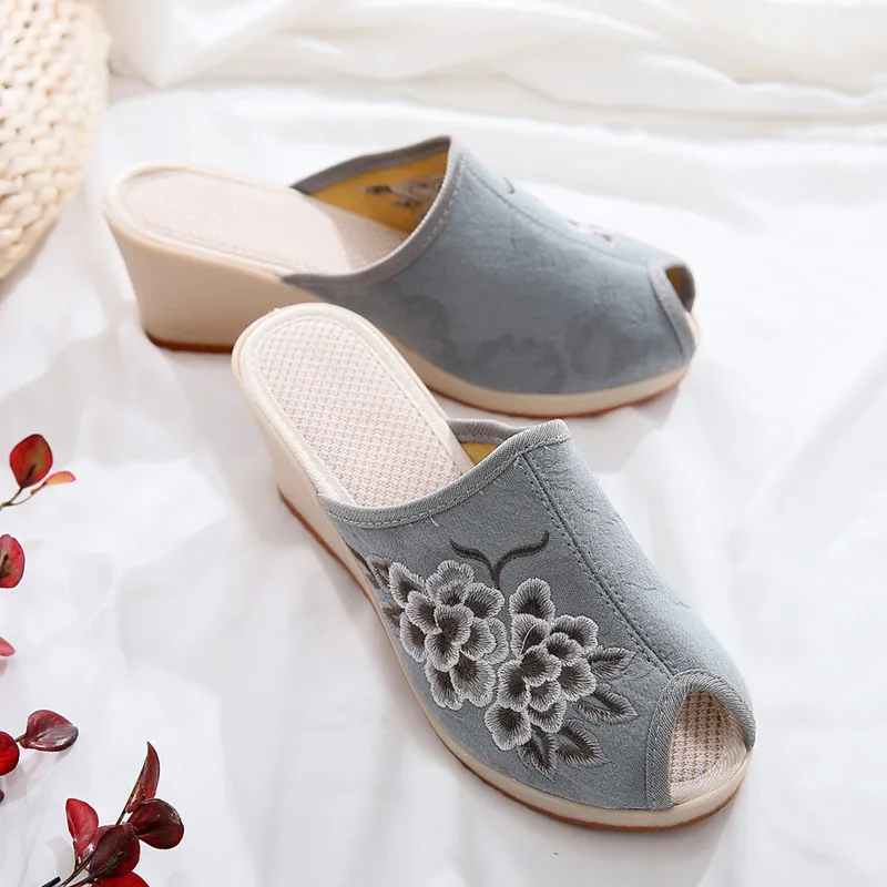 

Antique Style New Style Jacquard Cotton Embroidery Cloth Shoes Slipper Fish Mouth Peep-Toe High Slanted Heel Chinese Clothing Co
