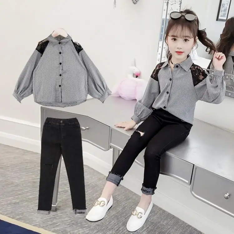 loose shirt with jeans