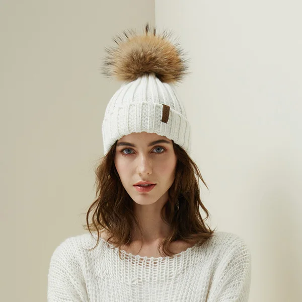 Белый Pom Poms Beanies, зимняя шапка для женщин, Вязаная хлопковая Толстая шапка с натуральным мехом енота, новинка, модная теплая шапка - Цвет: Белый