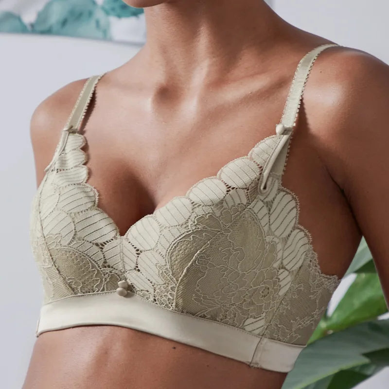 

2019 New Women Wireless Underwear Adjustable Push Up Bra Set Sexy Lace Petal Embroidery Lingerie AB Cup Brassiere Panties Set